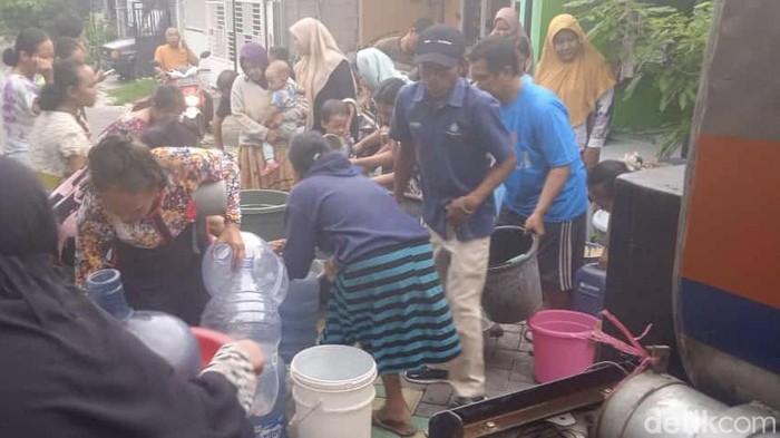 Warga Cerme Indah saat berebut air dari truk tanki.