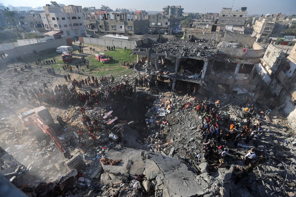 Warga Palestina mencari korban di lokasi serangan Israel di sebuah rumah, di tengah konflik yang sedang berlangsung antara Israel dan kelompok Islam Palestina Hamas, di Rafah, di selatan Jalur Gaza, 19 Desember 2023. (REUTERS/Ibraheem Abu Mustafa)