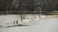 Curah hujan lebih dari 5 inci (13 sentimeter) turun di beberapa bagian New Jersey dan timur laut Pennsylvania, dan di beberapa negara bagian lainnya curah hujannya mencapai lebih dari 4 inci (10 sentimeter), menurut Layanan Cuaca Nasional. AP/Matt Rourke