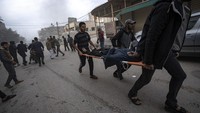 Israel melanjutkan serangan udara dan darat melawan Hamas, yang menguasai Jalur Gaza. Sudah 75 hari terjadi perang setelah serangan berdarah oleh militan Hamas terhadap Israel pada 7 Oktober. (AP Photo/Fatima Shbair)