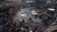 Warga Palestina mencari jenazah dan korban selamat di reruntuhan bangunan tempat tinggal yang hancur akibat serangan udara Israel, di Rafah selatan Jalur Gaza, Rabu (20/12/2023). (AP Photo/Fatima Shbair)