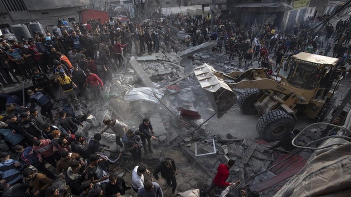 12 Orang Tewas Seketika Imbas Gempuran Israel di Rafah Gaza Smoke rises following an Israeli bombardment on Rafah, southern Gaza Strip, Wednesday, Dec. 20, 2023. (AP Photo/Fatima Shbair)