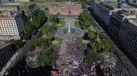 Pasukan federal mendorong pengunjuk rasa menjauh dari jalan tetapi akhirnya mengizinkan mereka berbaris menuju Plaza de Mayo yang ikonik, tempat istana kepresidenan Casa Rosada berada dan gedung kementerian lainnya. AP/Mario De Fina  