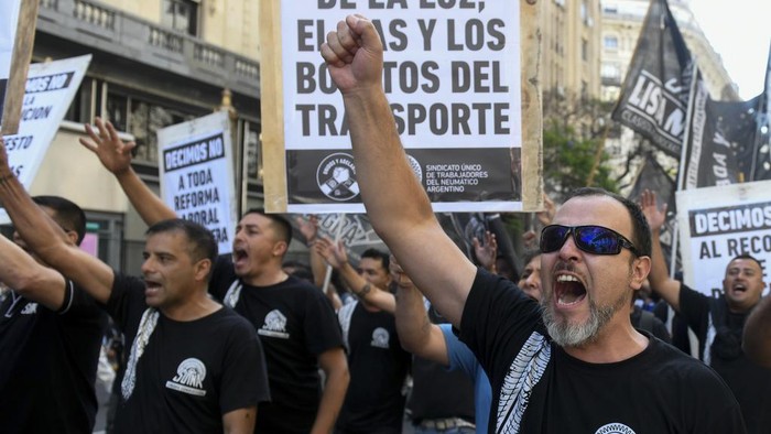 Anti-government protesters march against new shock economic measures in downtown Buenos Aires, Argentina, Wednesday, Dec. 20, 2023. (AP Photo/Gustavo Garello)