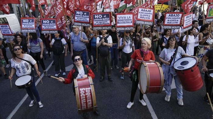 Anti-government protesters march to protest against government economic measures in Buenos Aires, Argentina, Wednesday, Dec. 20, 2023. Days after taking office, Argentine President Javier Milei’s government announced drastic economic measures that angered some social and labor groups, and warned it would crack down on any protests blocking streets. (AP Photo/Rodrigo Abd)