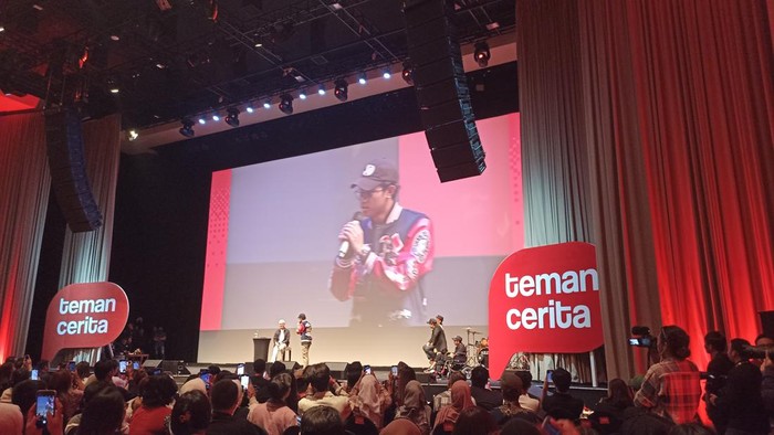 Calon presiden (capres) nomor urut 3 Ganjar Pranowo diroasting oleh sejumlah komika dan anaknya, Alam Ganjar, dalam acara Teman Cerita Fest di Djakarta Teater, Jakarta Pusat, Kamis (21/12/2023).