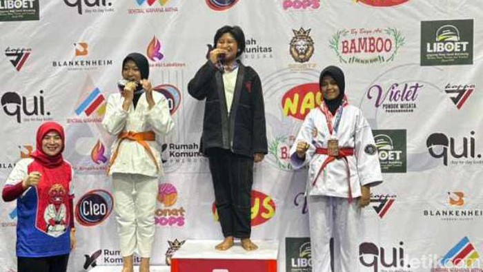 Andara Bening pakai baju hitam