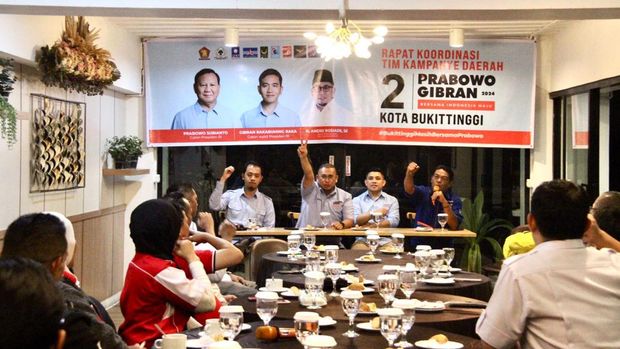 Andre Rosiade saat memimpin rapat koordinasi dengan TKD Bukittinggi, Kamis (20/12/2023) malam di salah satu hotel di Bukittinggi. (Dok Istimewa)
