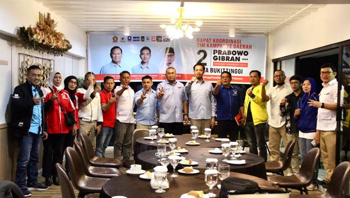 Andre Rosiade saat memimpin rapat koordinasi dengan TKD Bukittinggi, Kamis (20/12/2023) malam di salah satu hotel di Bukittinggi. (Dok Istimewa)