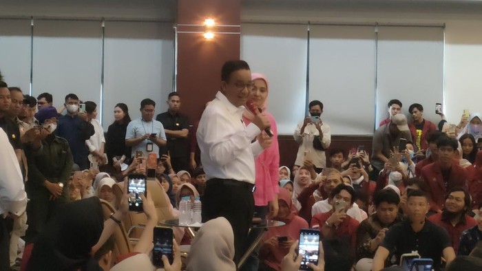 Anies Baswedan melakukan dialog publik di Universitas Bina Bangsa, Serang, Banten, Kamis (21/12/2023).