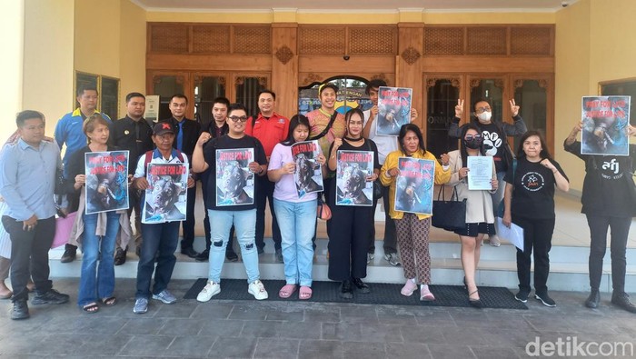 Jakarta Animal Aid Network (JAAN) saat melakukan aksi di halaman Mapolresta Solo, Kamis (21/12/2023).