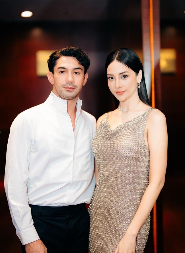 Anya Geraldine memilih makeup simpel minimalis dengan nuansa nude-peach yang membuat wajahnya terlihat lebih segar. Foto: Instagram/@anyageraldine