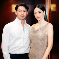 Anya Geraldine memilih makeup simpel minimalis dengan nuansa nude-peach yang membuat wajahnya terlihat lebih segar. Foto: Instagram/@anyageraldine