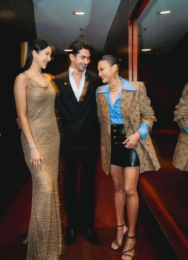 Dalam film garapan sutradara Benni Setiawan ini, Anya Geraldine beradu akting dengan aktor Reza Rahadian. Ada pula Raihaanun, yang menggantikan Putri Marino sebagai dokter Kinan. Foto: Instagram/@anyageraldine