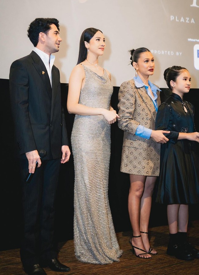 Untuk melengkapi penampilan, wanita dengan tinggi badan 177 cm ini memakai satu set perhiasan dari koleksi mondial berupa kalung dan anting berlian. Foto: Instagram/@anyageraldine