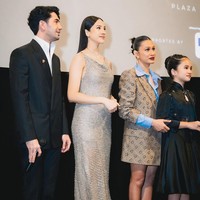 Untuk melengkapi penampilan, wanita dengan tinggi badan 177 cm ini memakai satu set perhiasan dari koleksi mondial berupa kalung dan anting berlian. Foto: Instagram/@anyageraldine