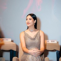 Rambutnya pun ditata simpel dengan gaya sleek dan belah tengah. Foto: Instagram/@anyageraldine