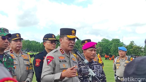 Kapolda Bali Irjen Ida Bagus Kade Putra Narendra saat gelar apel pasukan Operasi Lilin Agung 2023-2024 di Lapangan Bajra Sandhi, Kota Denpasar, Kamis (21/12/2023). (I Wayan Sui Suadnyana/detikBali)