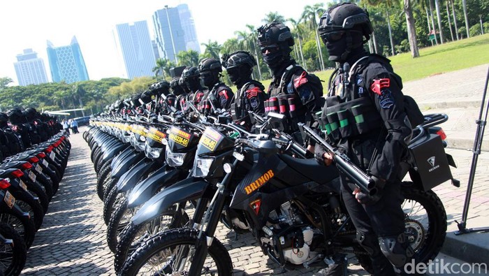 Polri menggelar apel pasukan Operasi Lilin 2023 dalam rangka pengamanan Natal dan tahun baru 2024. Apel digelar di Silang Monas, Jakarta Pusat, Kamis (21/12/2023).