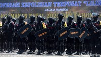 Sejumlah pasukan mengikuti apel gelar pasukan operasi lilin 2023 di Lapangan Silang Monas, Jakarta, Kamis (21/12/2023).