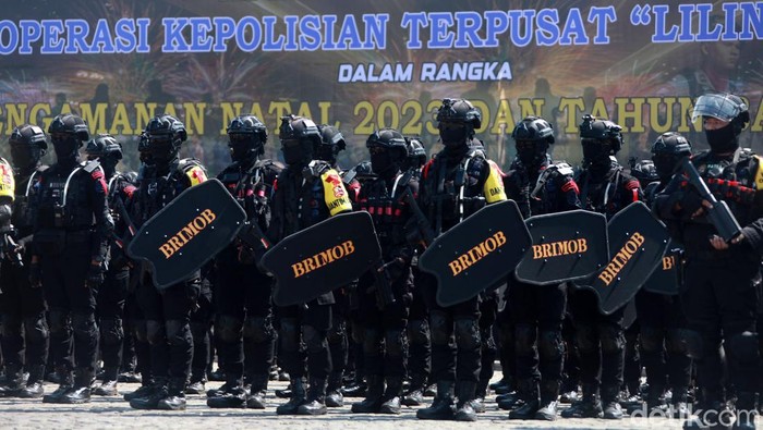 Polri menggelar apel pasukan Operasi Lilin 2023 dalam rangka pengamanan Natal dan tahun baru 2024. Apel digelar di Silang Monas, Jakarta Pusat, Kamis (21/12/2023).