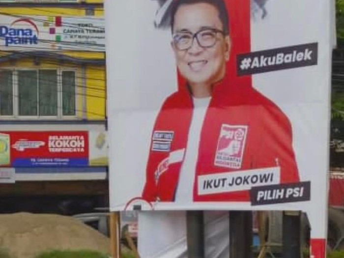 Baliho Helmy Yahya di Palembang dirusak orang tak dikenal.