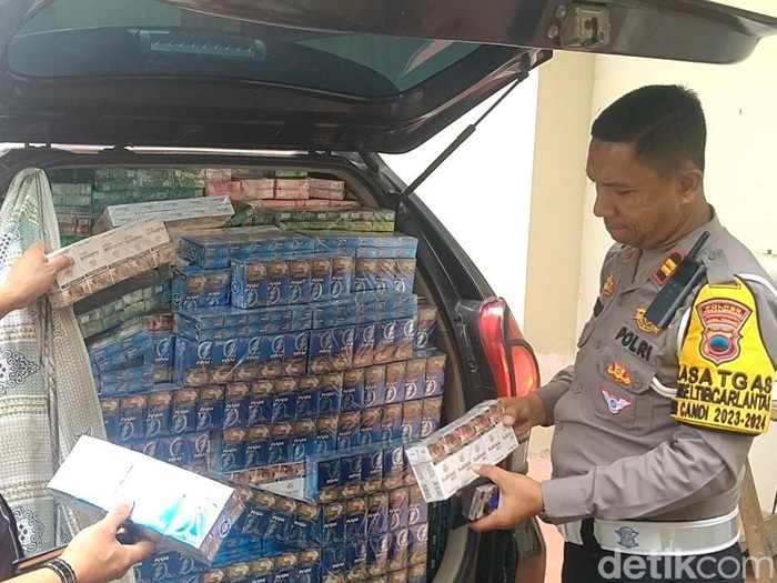 Barang bukti dua mobil bermuatan rokok tanpa cukai yang diamankan petugas Polres Pekalongan, Kamis (21/12/2023).