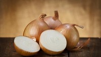 Bawang bombai bisa menyerap bakteri dari tanah atau saluran air yang terkontaminasi. Jadi, memakannya mentah penuh risiko. Bisa jadi seseorang mengalami keracunan makanan. Foto: iStock