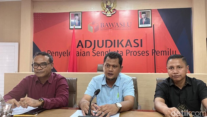 Konferensi pers progress penanganan hasil pengawasan kampanye di Kantor Bawaslu NTB pada Kamis (21/12/2023).
Foto: Helmy Akbar / detikBali