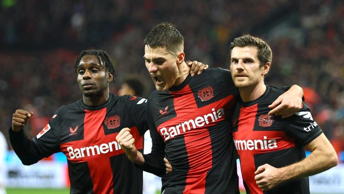Soccer Football - Bundesliga - Bayer Leverkusen v VfL Bochum - BayArena, Leverkusen, Germany - December 20, 2023 Bayer Leverkusens Patrik Schick celebrates scoring their first goal with teammates Jeremie Frimpong and Jonas Hofmann REUTERS/Thilo Schmuelgen DFL REGULATIONS PROHIBIT ANY USE OF PHOTOGRAPHS AS IMAGE SEQUENCES AND/OR QUASI-VIDEO.