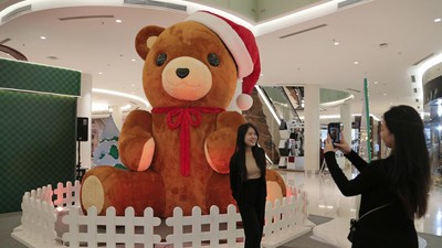 Jelang Natal, Boneka Beruang Raksasa Mejeng di Surabaya