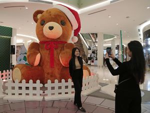 Jelang Natal, Boneka Beruang Raksasa Mejeng di Surabaya