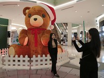 Jelang Natal, Boneka Beruang Raksasa Mejeng di Surabaya