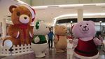 Jelang Natal, Boneka Beruang Raksasa Mejeng di Surabaya