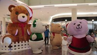 Selain membuat instalasi boneka beruang raksasa setinggi empat meter pihak pengelola mal tersebut menghadirkan lima karakter beruang natal guna memberikan hiburan kepada pengunjung sekaligus menyemarakkan perayaan Natal 2023.