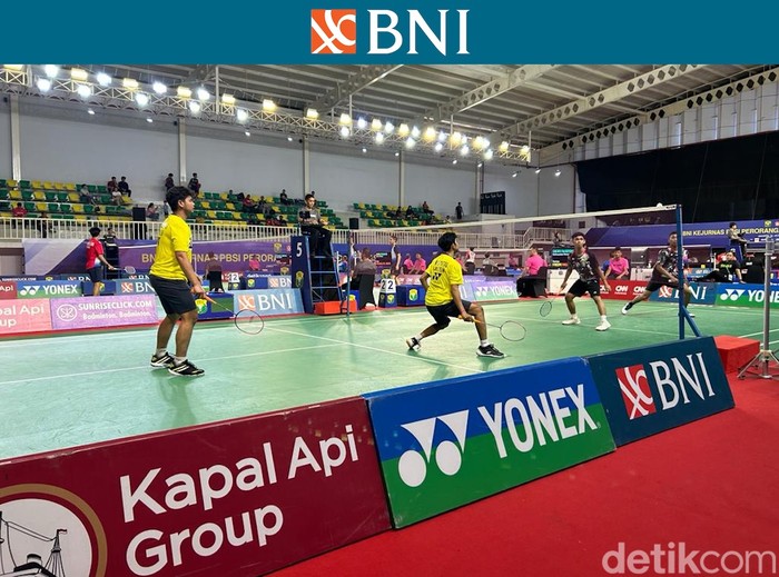 Dicky Rafli Firmansyah/M. Riyan Fauzi vs Fredy Wahyu Saputro/Muhammad Faris Andryansyah di nomor Ganda Dewasa Putra babak 32 besar BNI Kejurnas PBSI 2023, 8-21, 10-21.