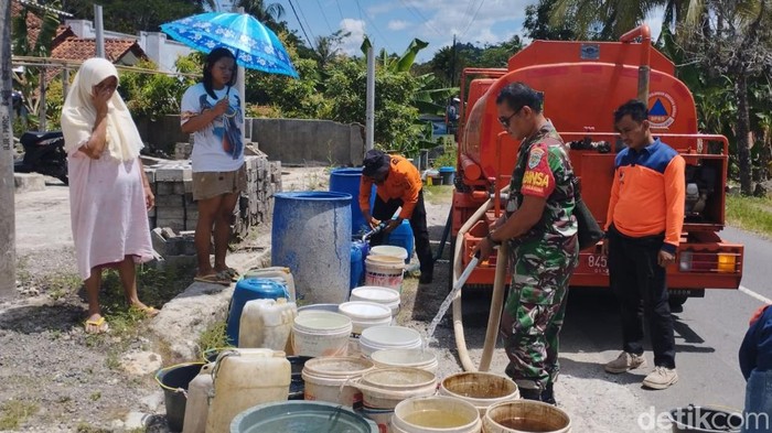 BPBD Ciamis kembali menyalurkan air bersih setelah beberapa pekan dihentikan karena musim hujan.