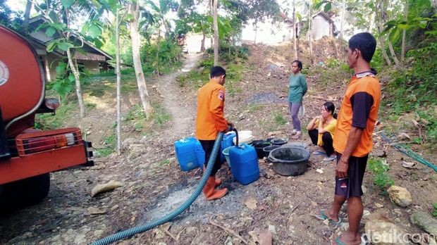 BPBD Ciamis kembali menyalurkan air bersih setelah beberapa pekan dihentikan karena musim hujan.