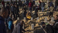 Warga Palestina menguburkan kerabatnya yang tewas dalam pemboman Israel di Jalur Gaza, di pemakaman di Rafah, Gaza selatan. Sementara itu, ribuan warga lainnya luka-luka dan kehilangan tempat tinggal. AP/Fatima Shbair