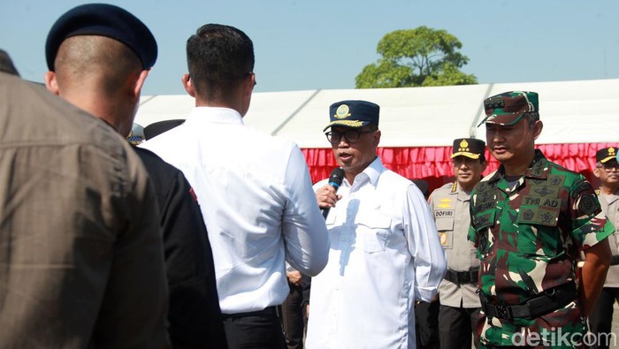 Budi Karya dan Heru Budi Pantau Kesiapan Pasukan Operasi Lilin Menhub Budi Karya Sumadi dan Pj Gubernur DKI Jakarta Heru Budi menghadiri apel pasukan Operasi Lilin 2023 di Monas, Jakarta, Kamis (21/12/2023).