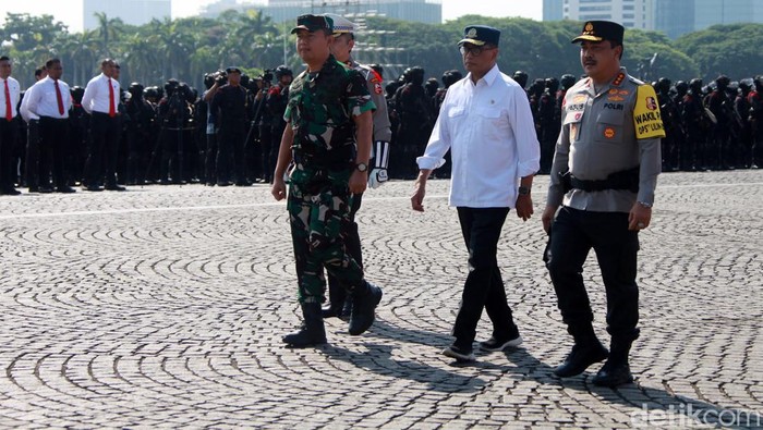 Budi Karya dan Heru Budi Pantau Kesiapan Pasukan Operasi Lilin Menhub Budi Karya Sumadi dan Pj Gubernur DKI Jakarta Heru Budi menghadiri apel pasukan Operasi Lilin 2023 di Monas, Jakarta, Kamis (21/12/2023).
