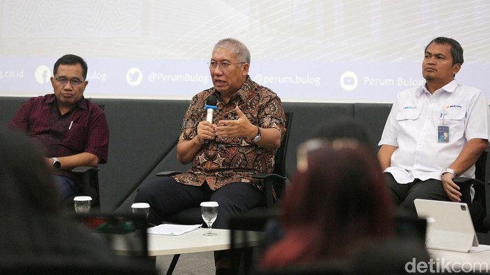 Dirut Perum Bulog Bayu Krisnamurthi memberikan keterangan pers di Jakarta. Bulog akan mengimpor 2 juta ton beras di 2024.