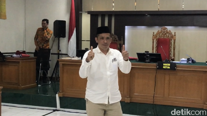Bupati Meranti nonaktif M Adil mengacungkan jempol usai sidang vonis di PN Tipikor Pekanbaru. (Raja Adil/detikSumut)