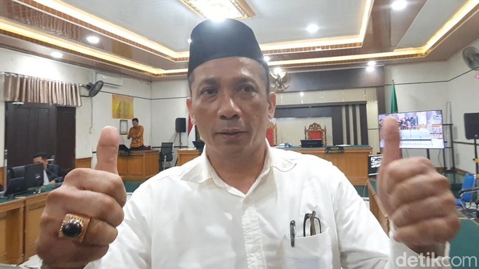 Bupati Meranti nonaktif M Adil saat memberikan 2 jempol usai sidang vonis. (Raja Adil Siregar/detikSumut)