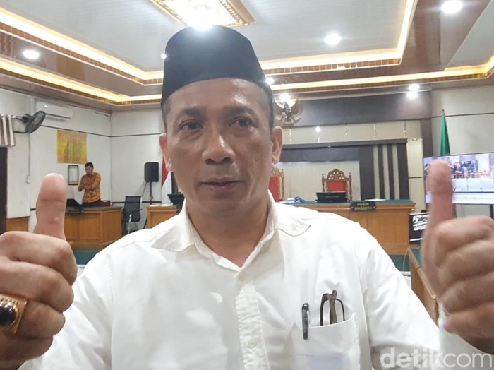 Bupati Meranti nonaktif M Adil saat memberikan 2 jempol usai sidang vonis. (Raja Adil Siregar/detikSumut)