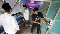 Santri memeriksa alat pengukur suhu untuk pembibitan maggot di ruang inkubator budi daya maggot di Pondok Pesantren Madrasatul Quran At-Tauhid.