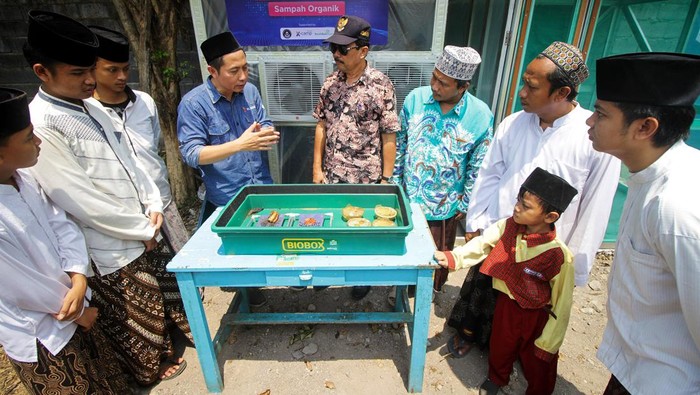 Canggih! Santri di Sidoarjo Budi Daya Maggot Pakai IOT Regional Group Head XL Axiata East Region Dodik Ariyanto (kiri) Kepala Desa Pademonegoro Ispriyanto (kanan) meninjau pembibitan maggot di ruang inkubator budi daya maggot di Pondok Pesantren Madrasatul Qur'an At-Tauhid, Pademonegoro, Sukodono, Sidoarjo , Jawa Timur, Kamis (21/12/2023). PT XL Axiata Tbk terus mendorong penerapan teknologi digital di pondok pesantren salah satunya dengan pemanfaatan solusi berbasis internet of things (IoT) dalam pembuatan inkubator untuk budi daya maggot. ANTARA FOTO/Umarul Faruq/nz