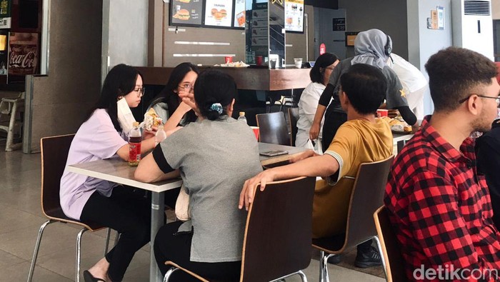 Carls Jr Kertajaya Indah Surabaya