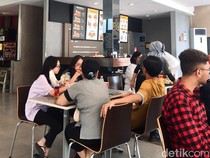 Carls Jr Kertajaya Surabaya Ramai Pembeli Jelang Tutup, Karyawan Kewalahan