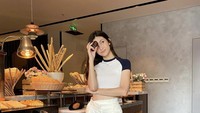 Artis yang menempuh pendidikan Sastra Inggris di Universitas Indonesia ini pernah membagikan pengalaman saat mencicipi pastry dari buffet Aruss Hotel Semarang. Foto: Instagram @celiathoms